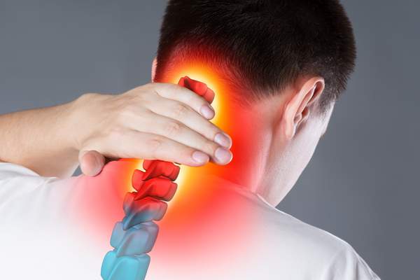 Mal à la nuque au réveil : causes, gestes, solutions